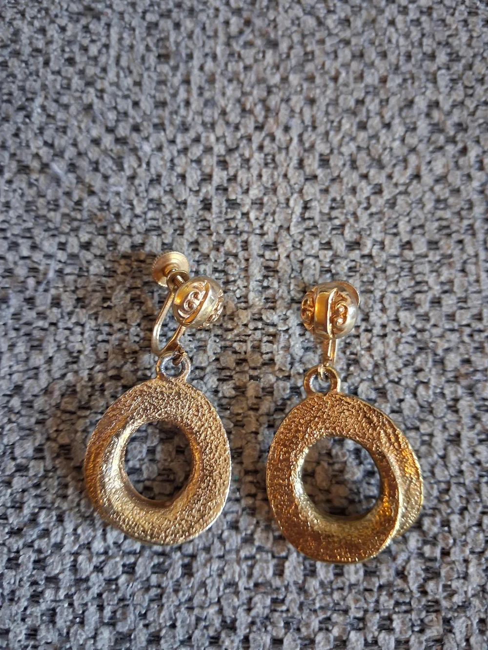 Vintage Gold Textured Open Circle Drop Earrings - Women Jewelry
